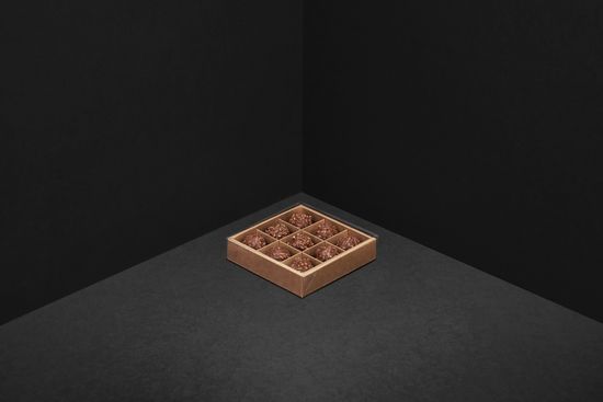 Упаковка с прозрачной крышкой для 9 шоколадных конфет