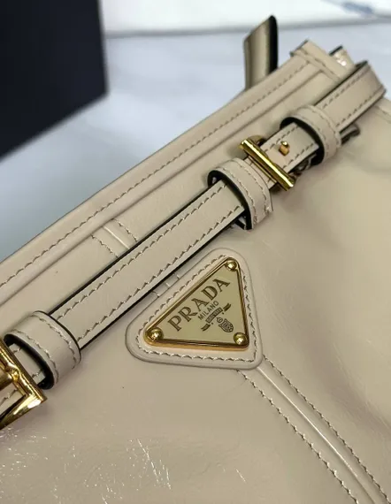 Маленькая кожаная сумка Prada через плечо, бежевый