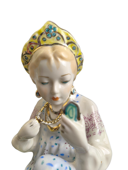 Фарфоровая статуэтка "Малахитовая шкатулка" ЛЗФИ