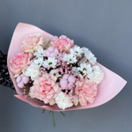 Нежный букет из ароматных роз с хризантемой