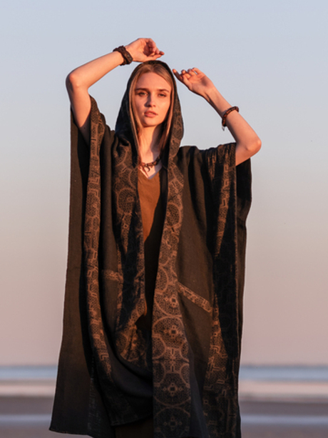 Накидка с капюшоном и орнаментом Аяуаска