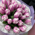 Букет из свежих сиреневых тюльпанов