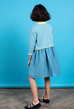 Голубое платье с кантом