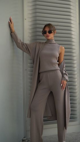 Трикотажный костюм-тройка в коричневом цвете