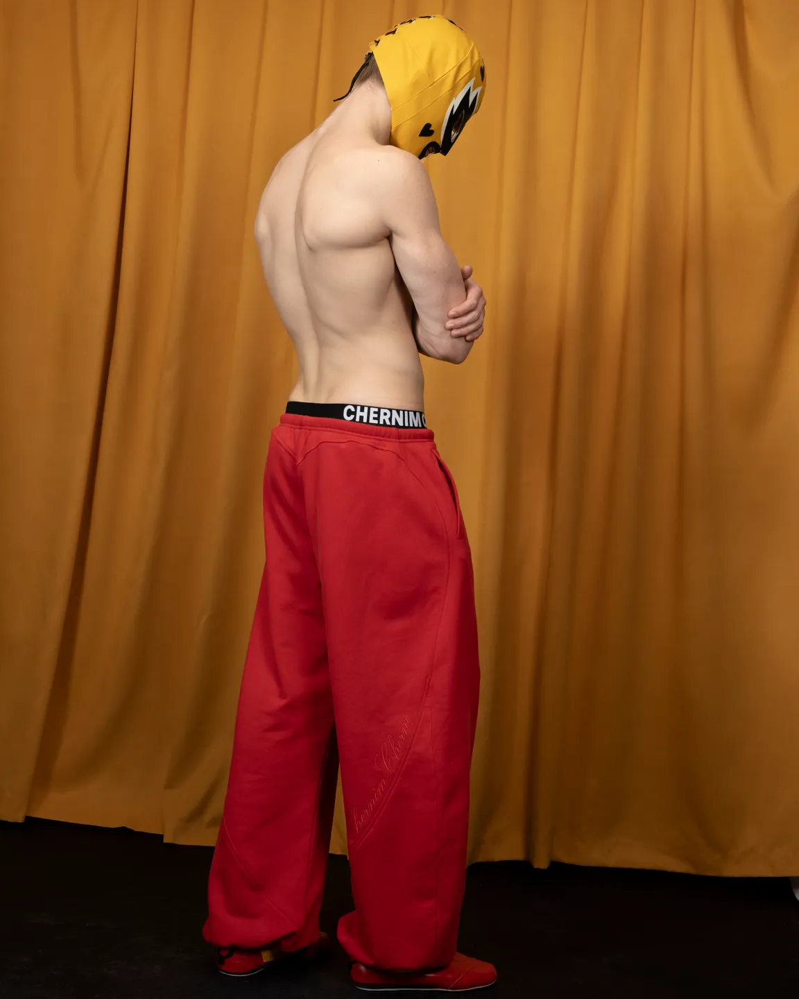 Красные брюки 