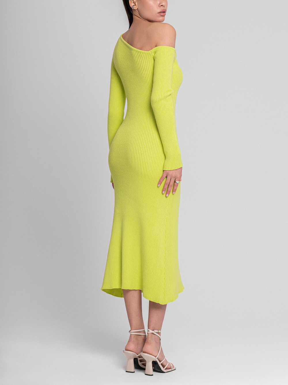 Платье вязаное с открытым плечом