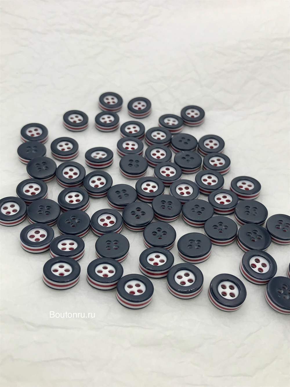 Пуговицы на прокол белые с темно-синей окантовкой и красной полоской
