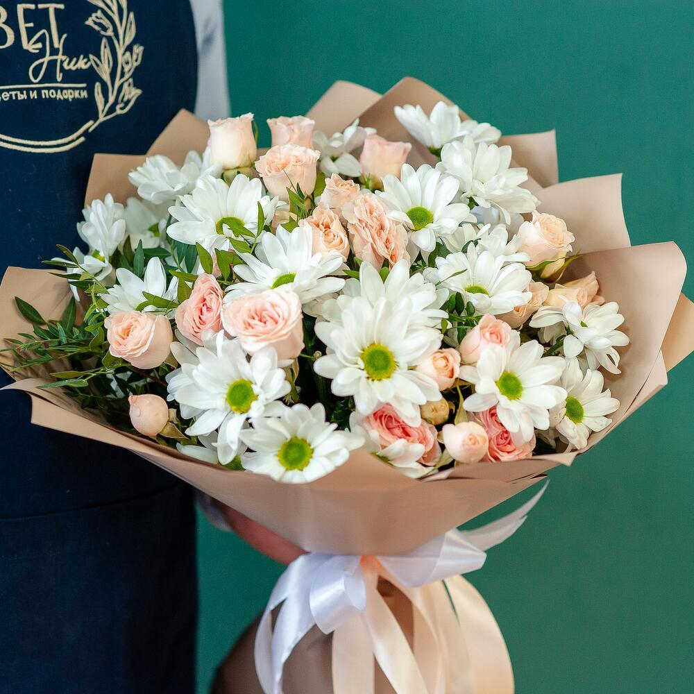 Букет с кустовой розой и хризантемой