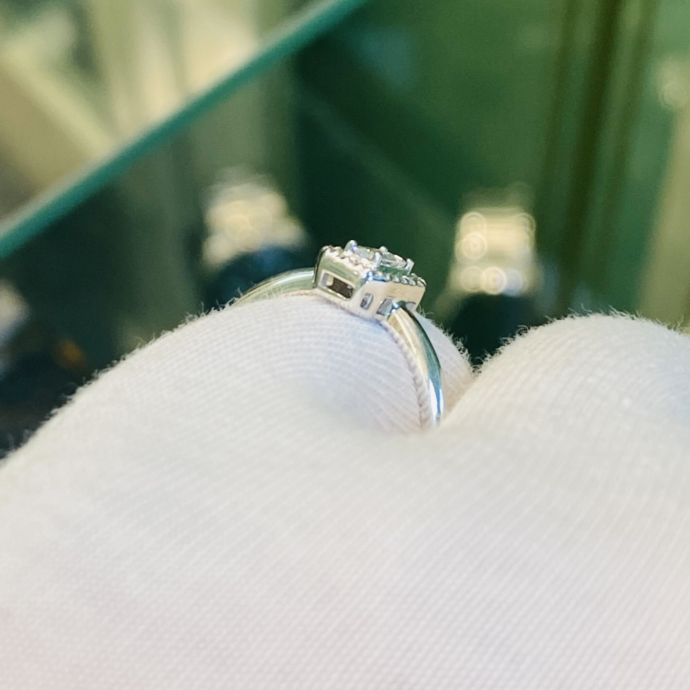 Золотое кольцо с бриллиантами Sokolov 585 пробы