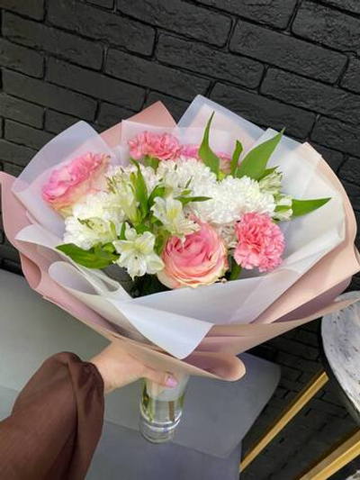 Букет из розовых роз, диантуса, хризантемы и альстромерии.