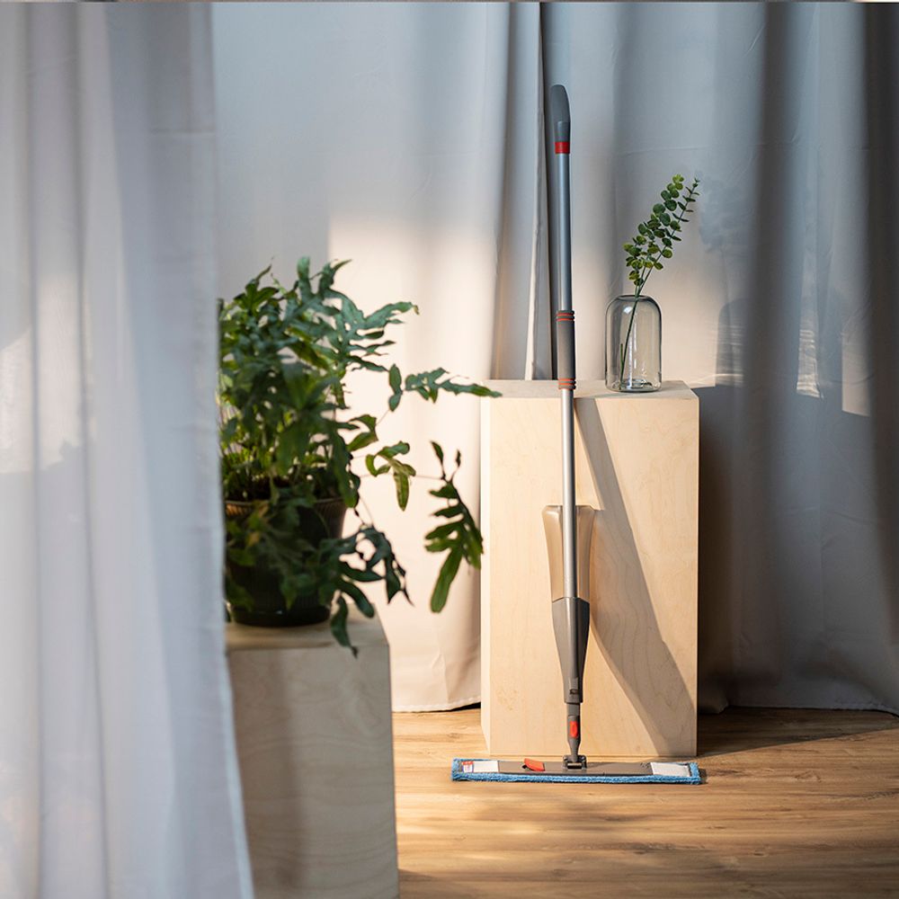 Швабра для мытья пола с распылителем, телескопической ручкой 130 см и насадкой
