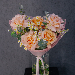 179. Нежный тёплый букет с французской розой и ромашками