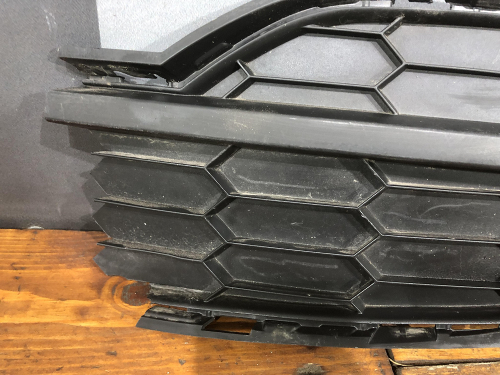 Решетка переднего бампера левая Skoda Karoq 17-нв Б/У Оригинал 57a807367