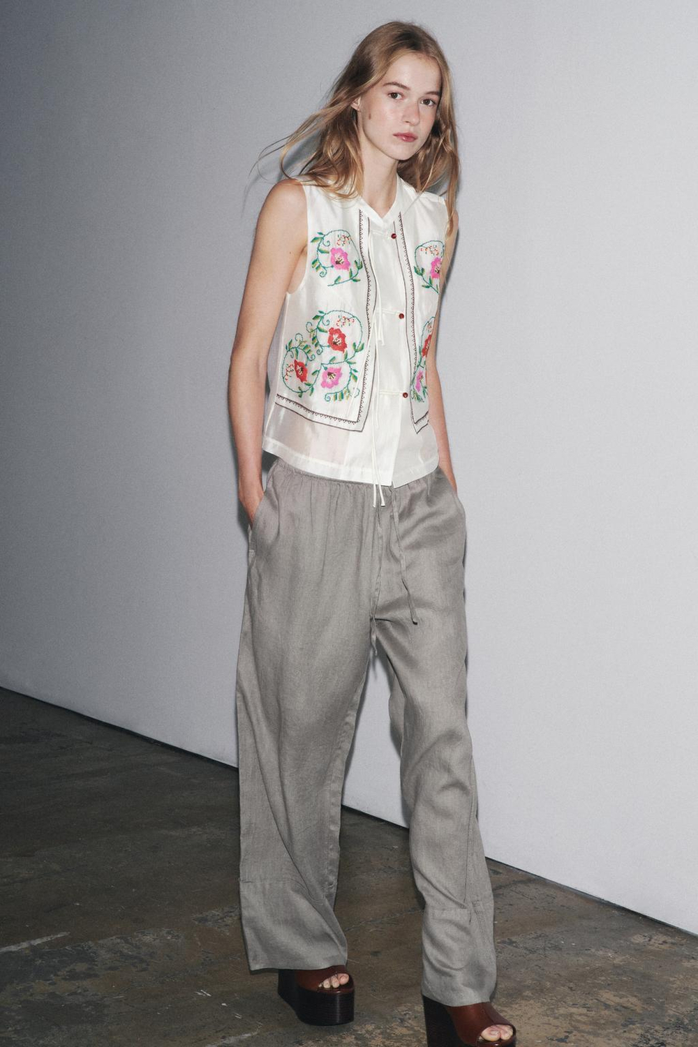 ZARA ТОП С ВЫШИВКОЙ «ЦВЕТЫ», ЭКРЮ