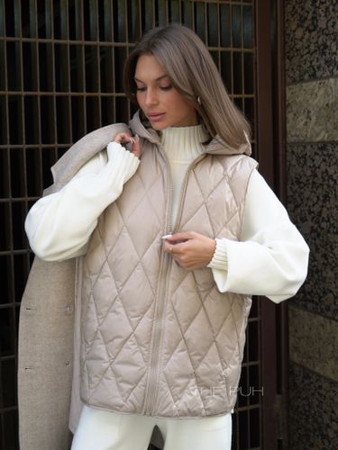 Бежевый утепленный жилет с капюшоном