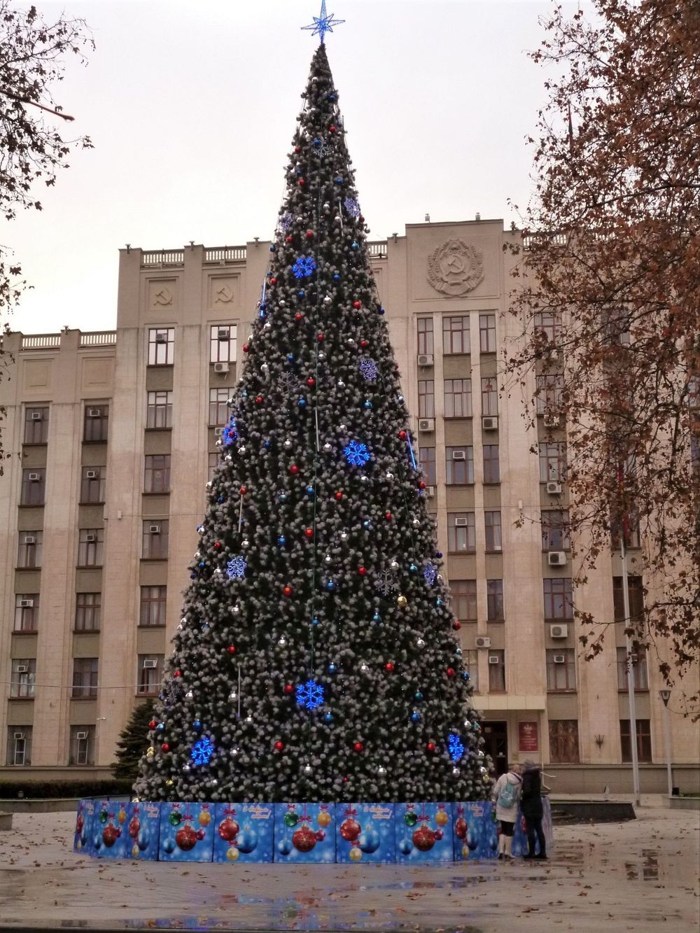 Уличная елка каркасная "Уральская сосна" (бело-зеленая леска) 19 м