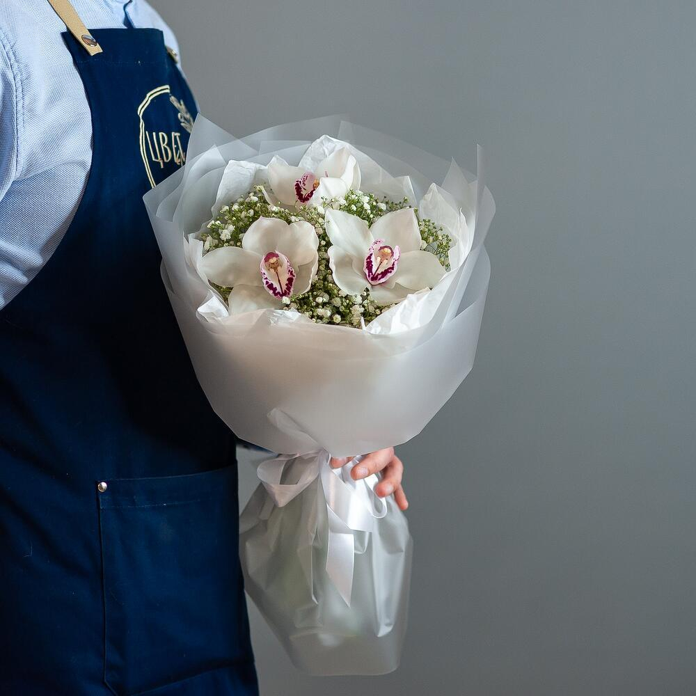 Букет с орхидеей и гипсофилой в формлении