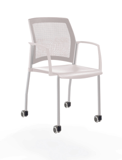 стул Rewind на 4 ногах и колесах, каркас серый, пластик белый, с закрытыми подлокотниками, спинка-сетка