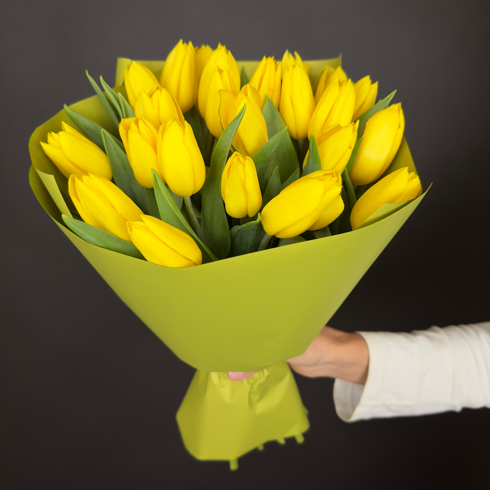 Bouquet of 25 yellow tulips