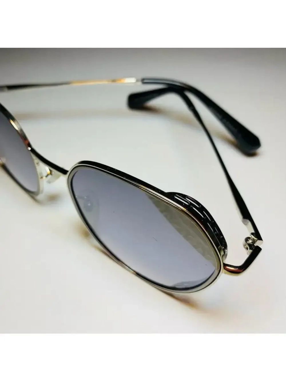 Солнцезащитные очки в металлической оправе