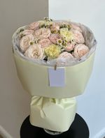 Авторский букет из кустовой пионовидной розы, диантусов и ромашки