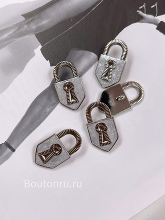 Пуговицы замочек серебристые с серой перламутровой эмалью Скиапар.