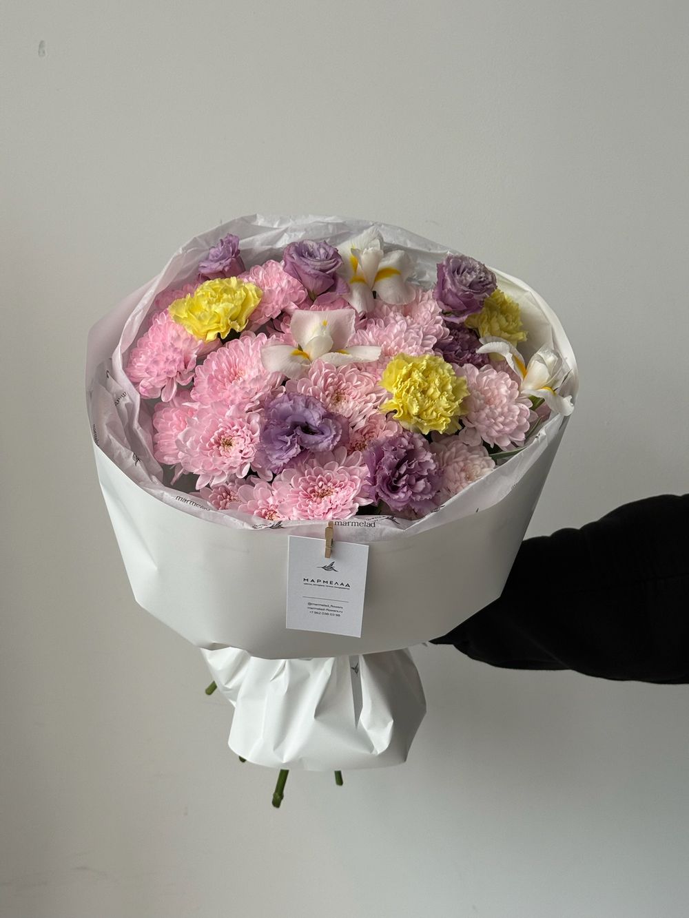 Букет из хризантемы в розовом оттенке, диантусов, ирисов и лизиантуса