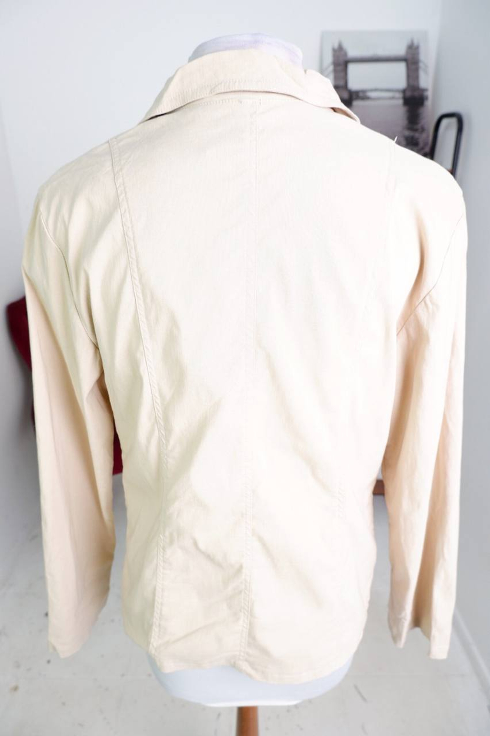 Жакет светлого оттенка, визуально на 48/50 размер