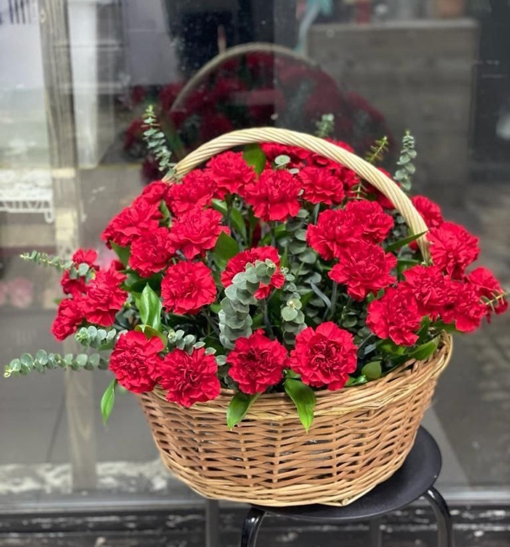 Корзина с гвоздикой