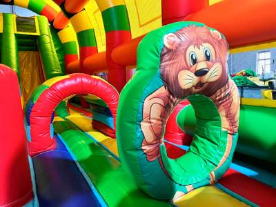 Коммерческий надувной батут «Страна Сафария» с крышей, 10x5x5 м.