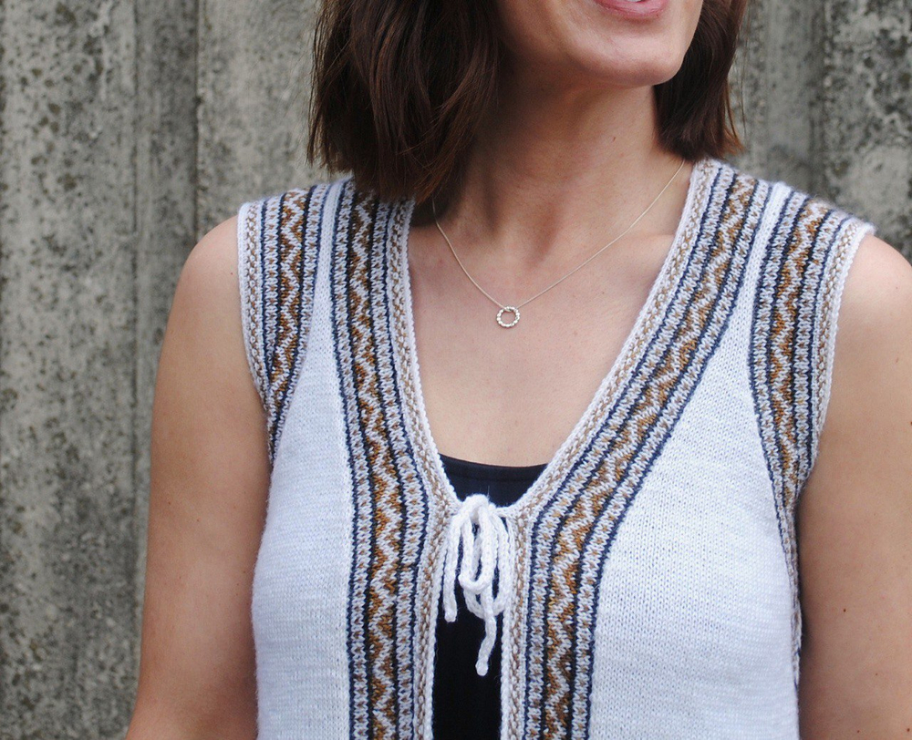 Описание по вязанию жилета спицами "Folk"