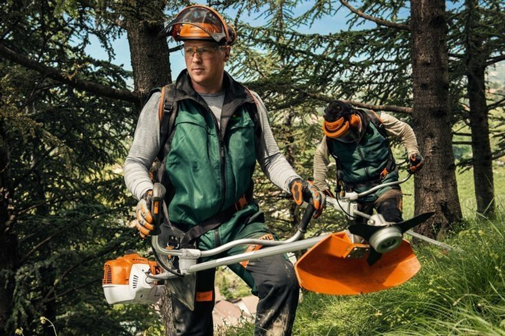 Бензиновый триммер STIHL FS 250 BrushCut, 1.6 кВт, антивибрационная система, плечевой ремень