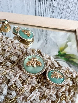 Декоративные металлические пуговицы на ножке