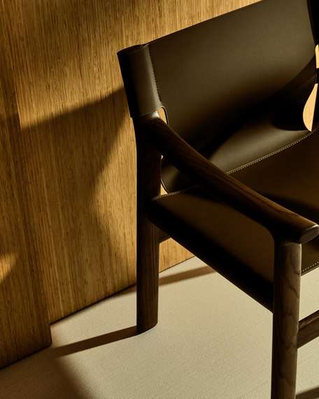 Стул Jan из переработанной кожи темно-коричневого цвета и ясеня в ореховом цвете