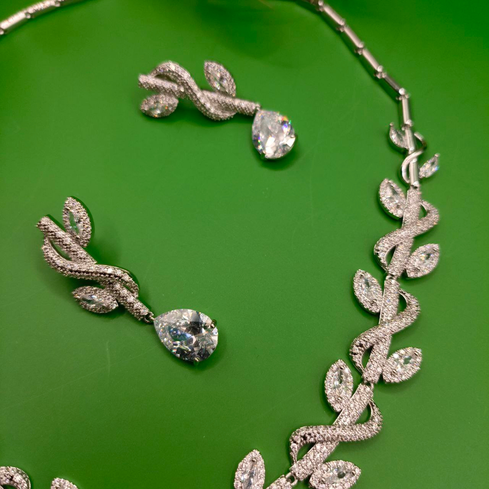 Ювелирный набор из двух предметов.