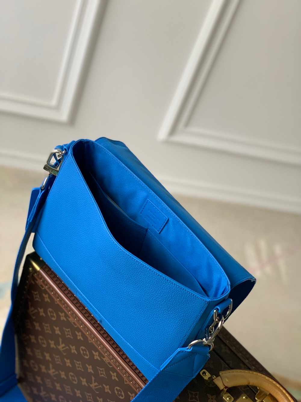 Louis Vuitton Takeoff Messenger