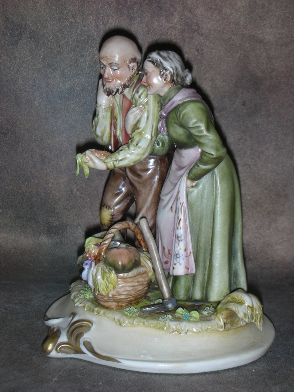 Статуэтка. Фарфор. Деревенская чета. Capodimonte. Италия