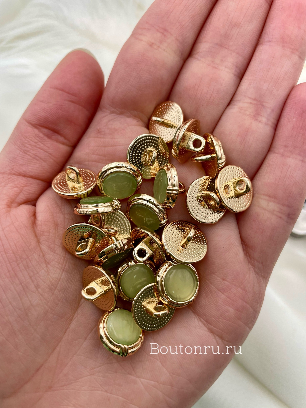 Пуговицы золотистые на ножке светло-зеленый камень луна