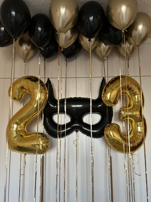 Маска бетмена с цифрами и воздушными шарами