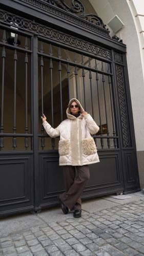 Бежевый пуховик с отделкой из овчины