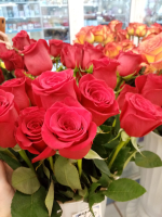 21 красная роза в упаковке из сизали
