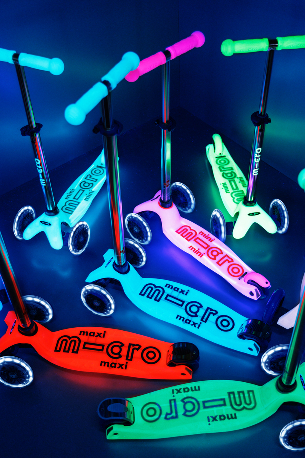 Самокат Maxi Micro Deluxe Glow (светящийся) LED зеленый мармелад