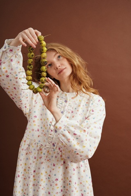 Платье с жабо и длинным рукавом из молочной джинсы в мелкий цветочек