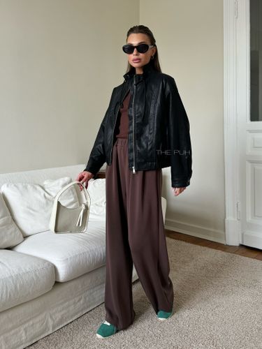 Черная куртка-бомбер из эко-кожи с завязками