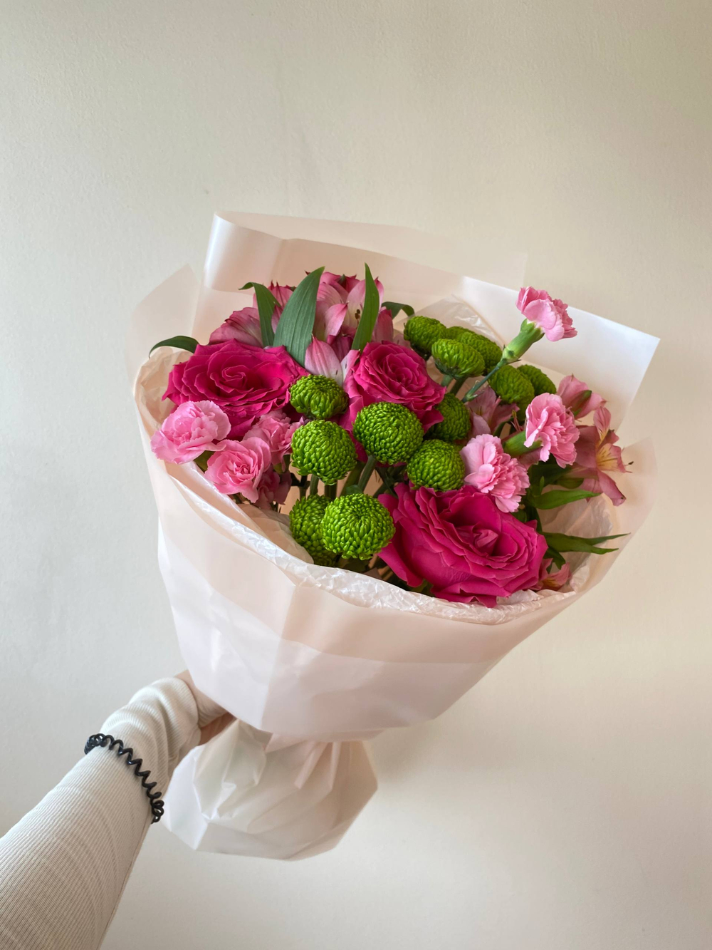 Яркий, букет из роз, альстромерий, диантуса и хризантем.