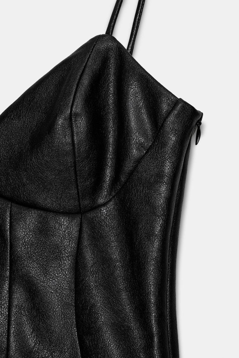 ZARA КОРОТКОЕ ПЛАТЬЕ ИЗ ИСКУССТВЕННОЙ КОЖИ С ВОЛАНАМИ, ЧЕРНЫЙ