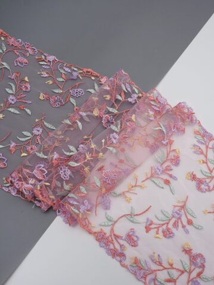 Вышивка на сетке светло-розовая с мультиколор неэластичная ширина 22 см ОТРЕЗЫ