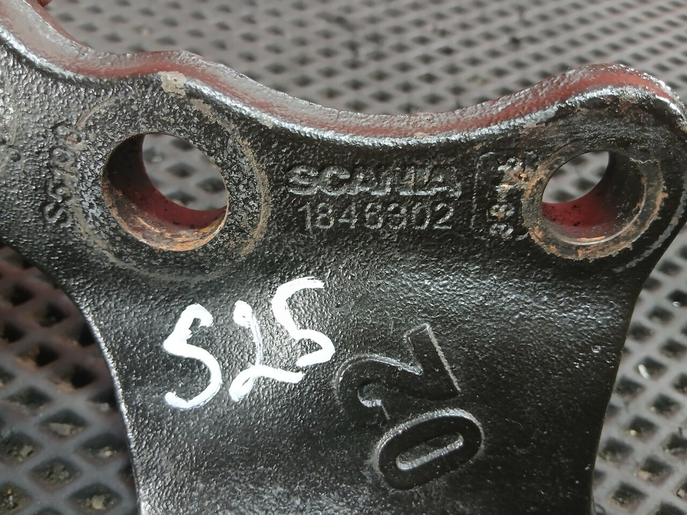 Кронштейн цилиндра подъема кабины