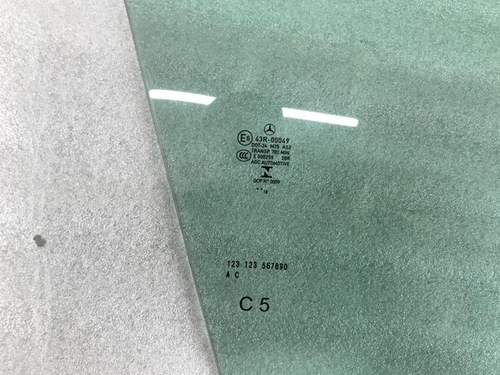Стекло двери переднее правое Mercedes C w205 14-23