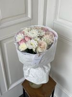 Букет с хризантемой, кустовой пионовидной розой и розами